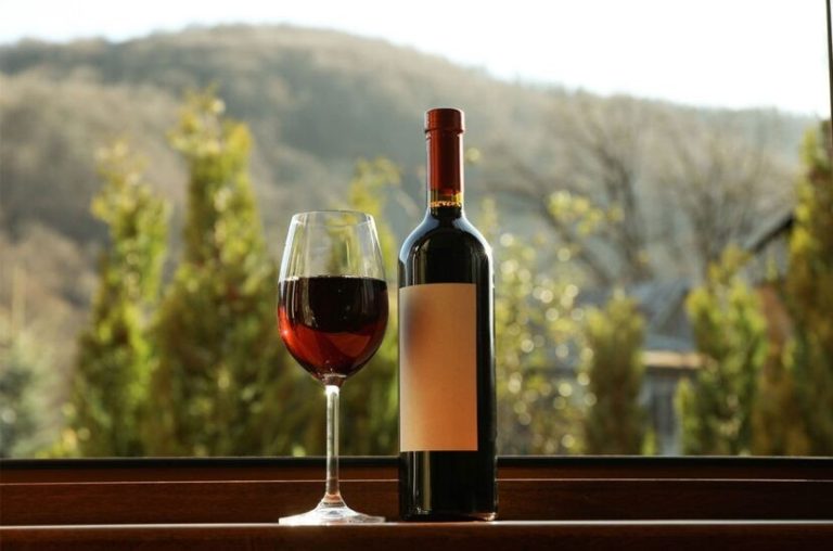 El Vino y la Magia: Leyendas y Supersticiones